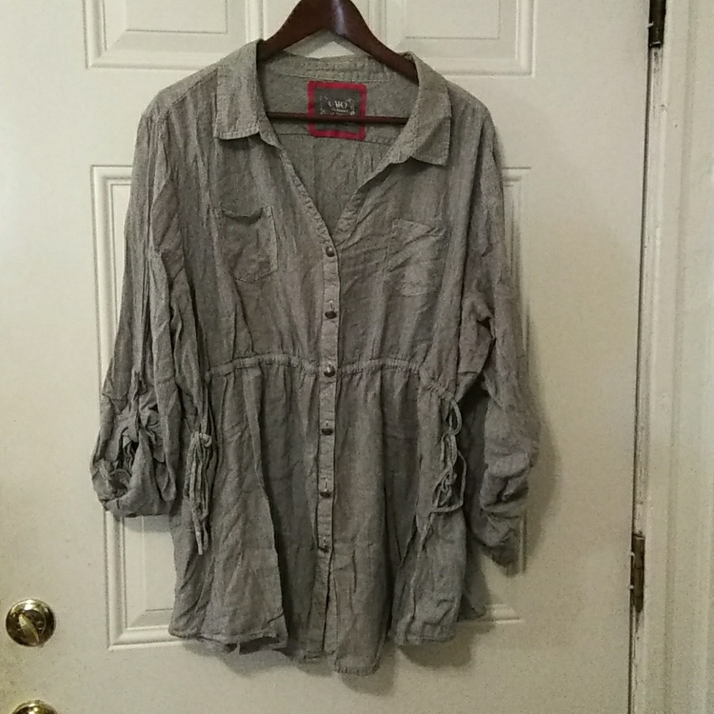 Black and White button up shirt size 26/28